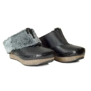 MODZORI Women's Black Leather Clogs with Faux Fur Trim